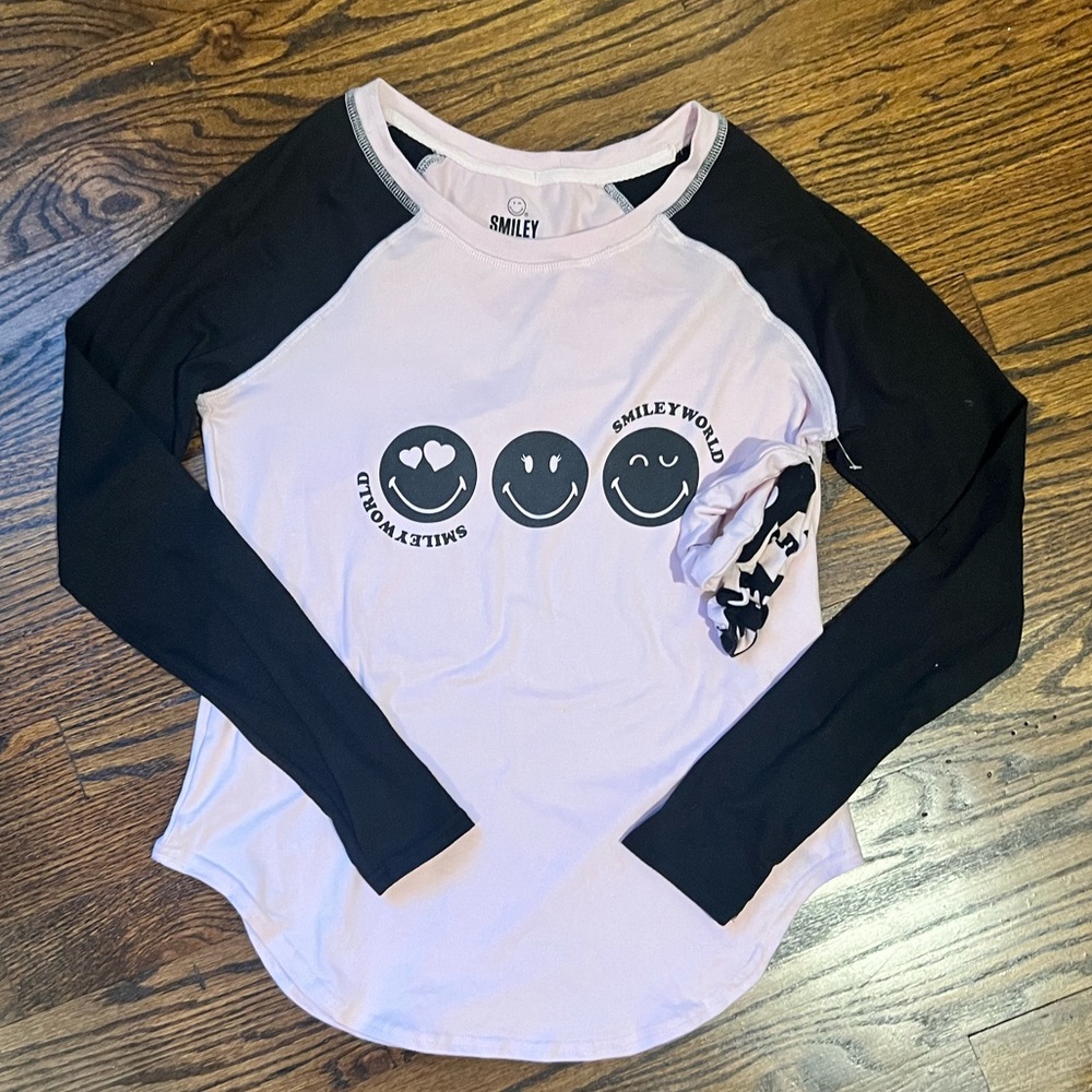 NWOT Smileyworld Women’s Small Top w/ Scrunchies